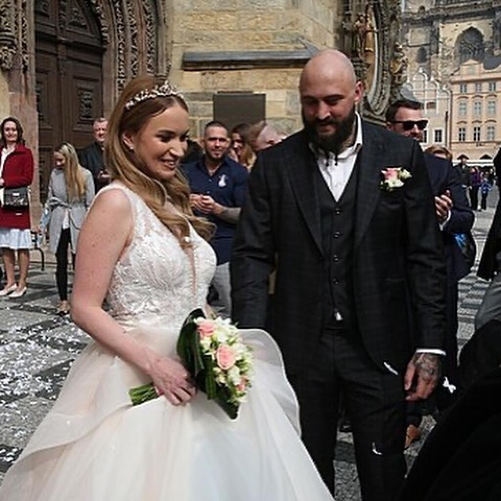 Po dvoch rokoch od zásnub sa Martínek a Lenka zobrali na radnici v Prahe.