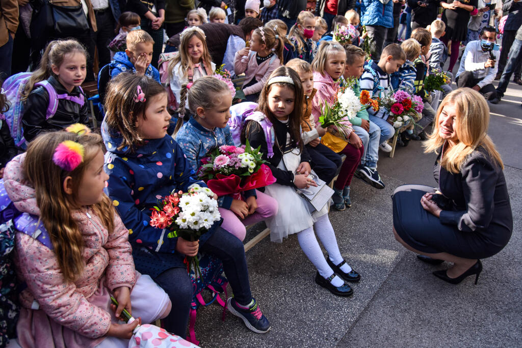 Na snímke vpravo prezidentka SR Zuzana Čaputová počas otvorenia nového školského roka na Základnej škole Dubová 2. septembra 2021 v Bratislave. FOTO TASR - Pavol Zachar