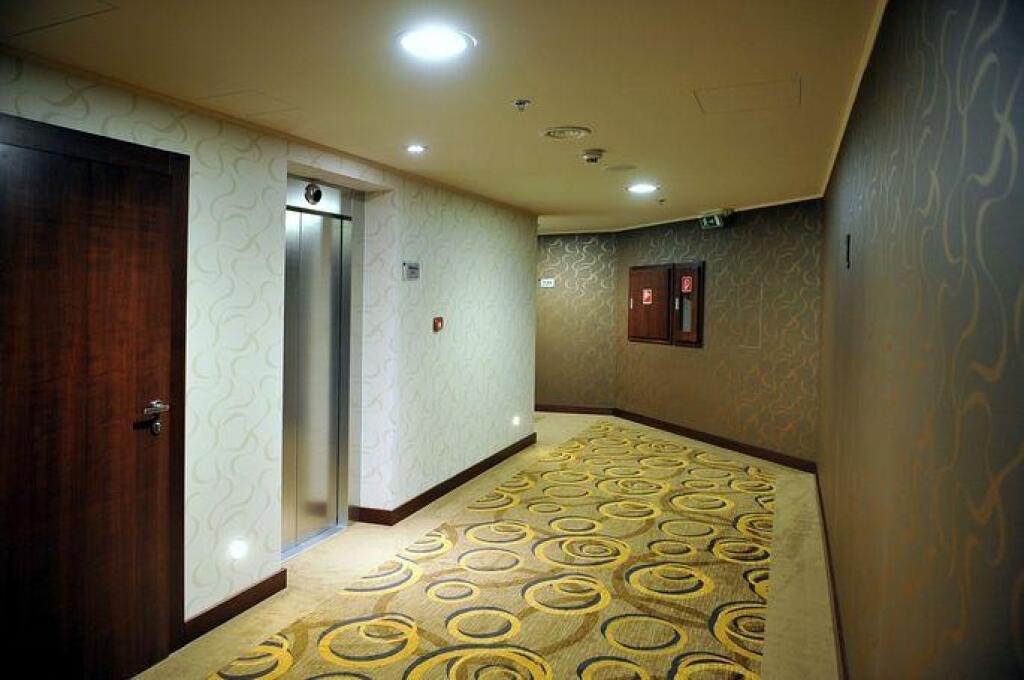 Pozrite si Širokého hotel