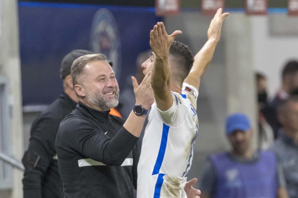 Radosť Martina Koscelníka po góle na 2:0. Pravý bek skóroval z úctihodnej diaľky krásnou strelou k žrdi.
