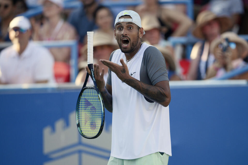 PK 5 Washington - Na snímke austrálsky tenista Nick Kyrgios reaguje počas zápasu proti Japoncovi Jošihitovi Nišiokovi vo finále tenisového turnaja ATP vo Washingtone 7. augusta 2022. Kyrgios po triumfe vo štvorhre po boku domáceho Američana Jacka Socka nenašiel premožiteľa ani vo dvojhre. Wimbledonský finalista zdolal v dueli o titul Japonca Jošihita Nišioku 6:4, 6:3. FOTO TASR/AP
Nick Kyrgios, of Australia, gestures during a final against Yoshihito Nishioka, of Japan, at the Citi Open tennis t