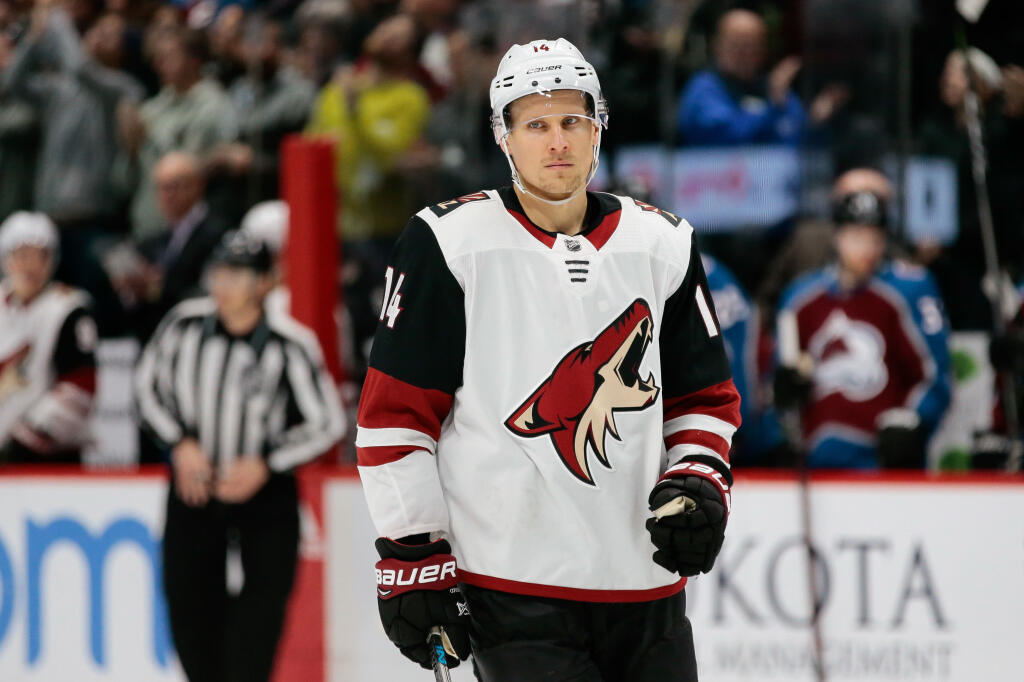 6. Richard Pánik – hokej, 2,6 milióna eur
Kariére v NHL sa Rišovi Pánikovi pomaličky chýli ku koncu a najlepšie roky má už pravdepodobne za sebou. Aktuálne je hráčom New Yorku Islanders v jeho drese však odohral len 4 zápasy a nastupuje prevažne v AHL. Štvorročný kontrakt, ktorý podpísal v roku 2019 s Washingtonom mu ročne prinesie 2,75 milióna dolárov (2,6 mil. eur) a po jeho konci sa dosť možno nového v NHL nedočká.