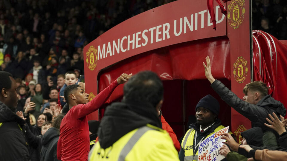 EBE 7 Manchester - Na snímke vľavo útočník Manchestru United Marcus Rashford hádže klubový dres medzi divákov po v zápase 19. kola anglickej Premier League vo futbale Manchester United – AFC Bournemouth (3:0) v utorok 3. januára 2023. FOTO TASR/AP
Manchester United's Marcus Rashford throws his shirt to fans after the English Premier League soccer match between Manchester United and Bournemouth at Old Trafford in Manchester, England, Tuesday, Jan. 3, 2023. (AP Photo/Dave Thompson)