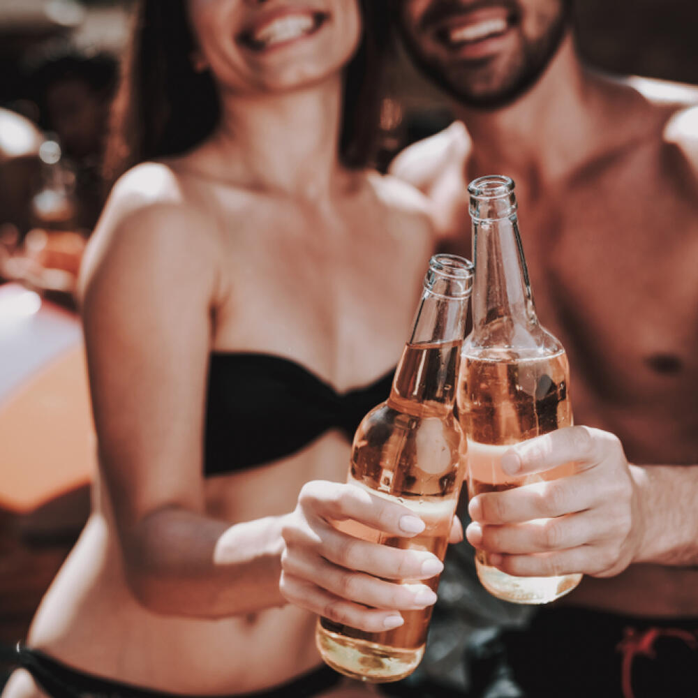 Alkohol – napriek tomu, že alkohol pokladáme za veľmi efektívny nástroj relaxácie a neraz nám pomáha zaspať, postupom času, počas jeho uvoľňovania sa kvalita spánku výrazne zhoršuje. Spaľovanie a odbúravanie alkoholu totiž závisí od veku, pohlavia, genetického pozadia a ďalších faktorov. Vedeli ste, že každý drink (pohár vína, fľaša piva, či poldeci tvrdého alkoholu) sa odbúrava z organizmu v priemere dve hodiny? Dva drinky sa vstrebávajú 4 hodiny, tri drinky 6 hodín atď. Počas toho ako alkohol