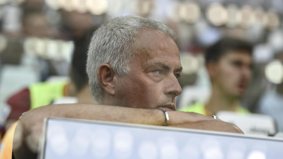 WA 17 Turín - Tréner AS Rím Jose Mourinho sleduje zápas 3. kola talianskej Serie A Juventus Turín - AS Rím v Turíne v sobotu 27. augusta 2022. FOTO TASR/AP
Juventus coach Jose Mourinho looks on during the Italian Serie A soccer match between Juventus and Roma at the Juventus stadium in Turin, Italy, Saturday, Aug. 27, 2022. (Marco Alpozzi/LaPresse via AP)