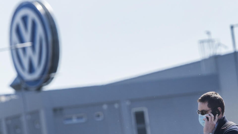 Na snímke zamestnanec automobilky Volkswagen Slovakia a.s. odchádza z práce po obnovení výroby v Bratislave 20. apríla 2020. Bratislavský Volkswagen od pondelka po niekoľkotýždňovej prestávke čiastočne obnovil výrobu automobilov. Bratislavský závod rozbehol v jednozmennej prevádzke za prísnych opatrení jeden zo segmentov vyrábajúcich SUV vozidlá. Firma prerušila výrobu 17. marca 2020 pre aktuálnu krízovú situáciu v súvislosti s novým koronavírusom. Automobilka sa rozhodla prerušiť výrobu aj z dô