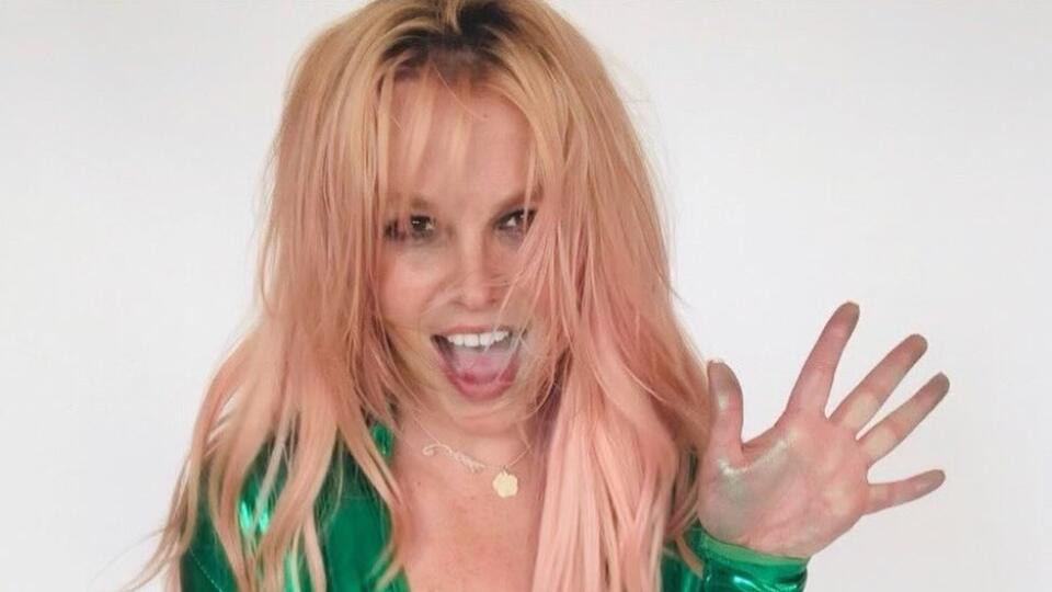 Britney Spears nový účes. Ružové vlásky jej pristanú, za oblečenie a výzor zožala ale kritiku od fanúšikov.