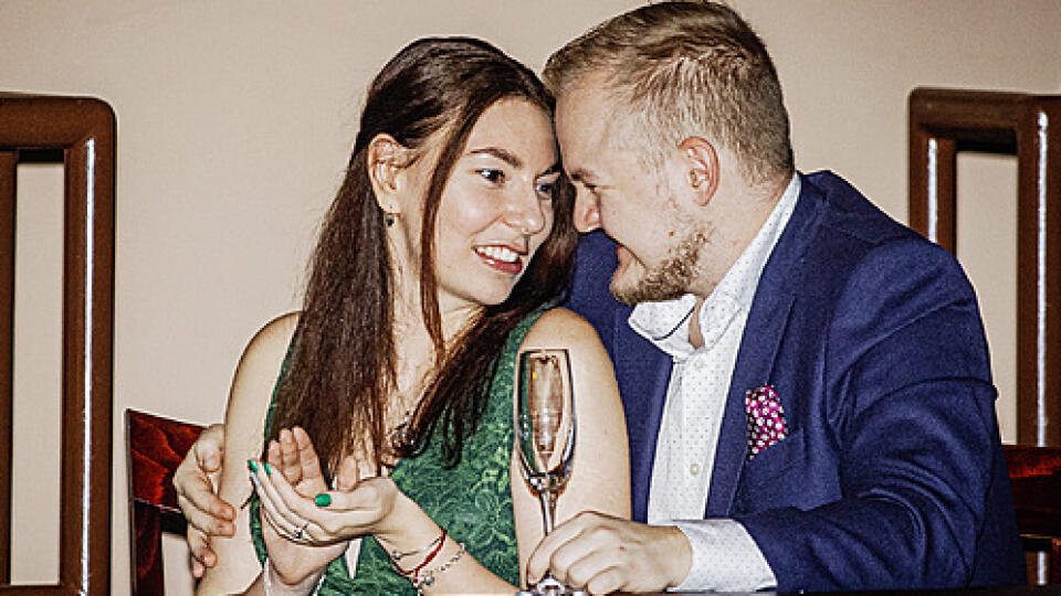 Stránil sa všetkých. Príbeh o Ivete Bartošovej s mnohými faktografickými chybami sledoval syn speváčky so svojou priateľkou z VIP lóže.