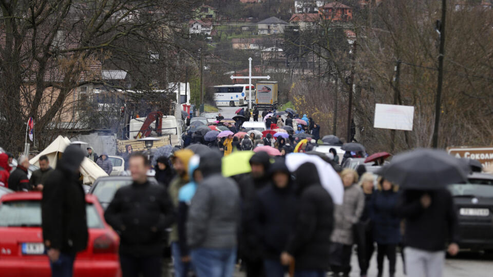 JB 43 Rudare - Miestni Srbi blokujú cestu pri dedine Rudare, severne od kosovskej Mitrovice 11. decembra 2022. Stovky etnických Srbov v sobotu barikádami prehradili cestu na severe Kosova, čím zablokovali dopravu cez dva hlavné hraničné priechody smerom do Srbska, uviedla tamojšia polícia. Ako zátarasy použili nákladné autá, sanitky a poľnohospodárske stroje, informovala agentúra AFP. Miestne médiá objasnili, že protestujúci chceli zabrániť prevozu policajta, ktorý bol zadržaný pre podozrenie z 