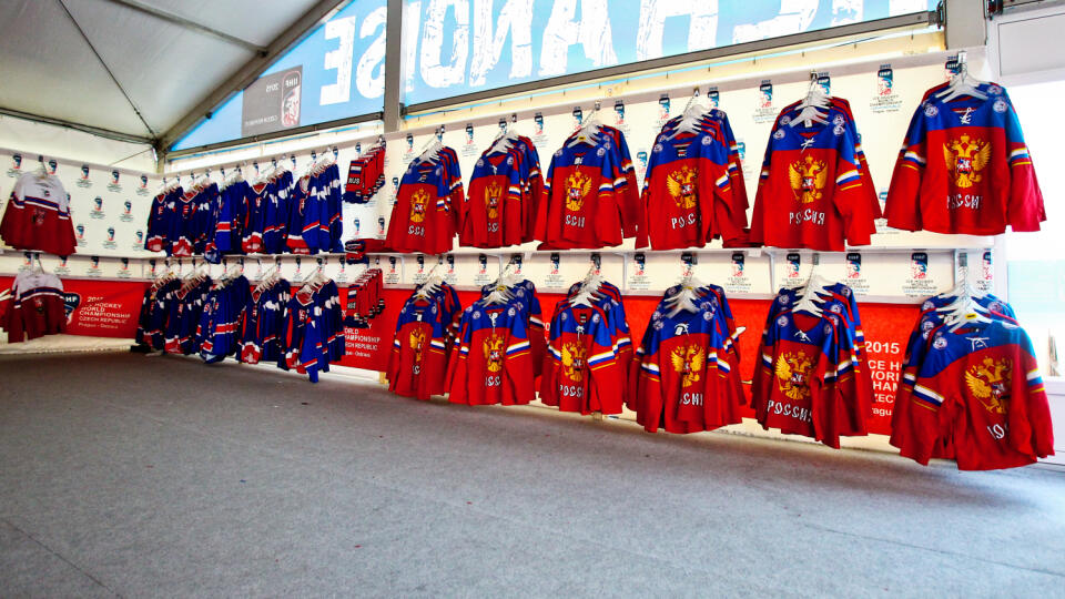 Na snimke oficialny obchod IIHF ponukajuci sortiment suvenirov pre Majstrovstva sveta 2015 v ladovom hokeji.
