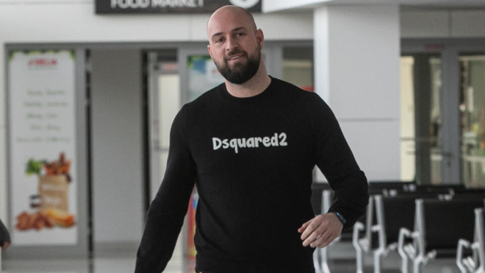 Medzi prvými vyšiel z lietadla generálny riaditeľ klubu Ivan Kmotrík mladší.