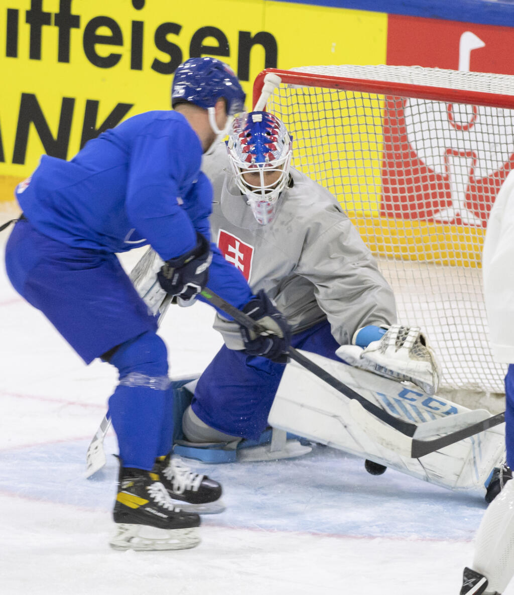 Na snímke slovenskí reprezentanti vpravo Patrik Rybár a vľavo Alex Tamáši počas tréningu na 85. majstrovstvách sveta v ľadovom hokeji v Helsinkách.