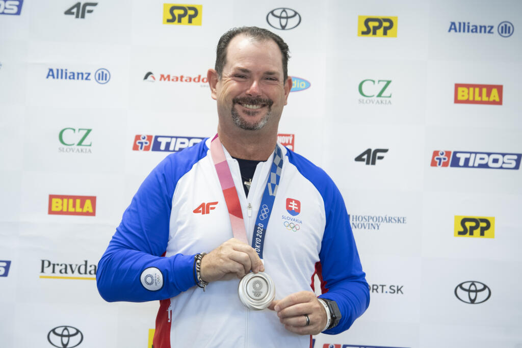 Na snímke strieborný medailista v golfe z XXXII. letných OH v Tokiu Rory Sabbatini pózuje s medailou počas tlačovej konferencie po návrate do vlasti 3. augusta 2021 v Olympijskom tréningovom centre v Šamoríne. FOTO TASR - Pavel Neubauer