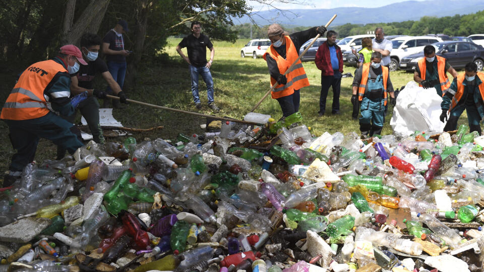 Na snímke čistenie toku rieky Bodva od naplaveného odpadu spoločnosťou KOSIT a.s., Slovenským vodohospodárskym podnikom a samosprávou obce Jasov pri príležitosti Svetového dňa životného prostredia. Do prác sú aktívne zapojení aj obyvatelia blízkej osady. Jasov, 6. júna 2020. FOTO TASR – František Iván