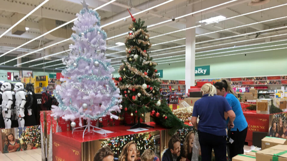 Obchodne retazce este neukoncili predaj tovaru pri prilezitosti pamiatky vsetkych zoznulych a uz na pulty vykladaju vianocny sortiment.