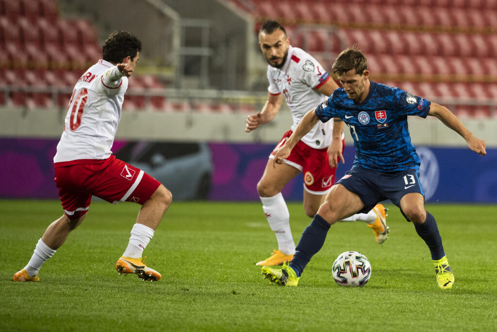 Na snímke zľava Luke Gambin (Malta), Teddy Teuma (Malta) a Patrik Hrošovský (Slovensko) v zápase H-skupiny kvalifikácie MS 2022 vo futbale Slovensko - Malta v Trnave 27. marca 2021. FOTO TASR - Jaroslav Novák