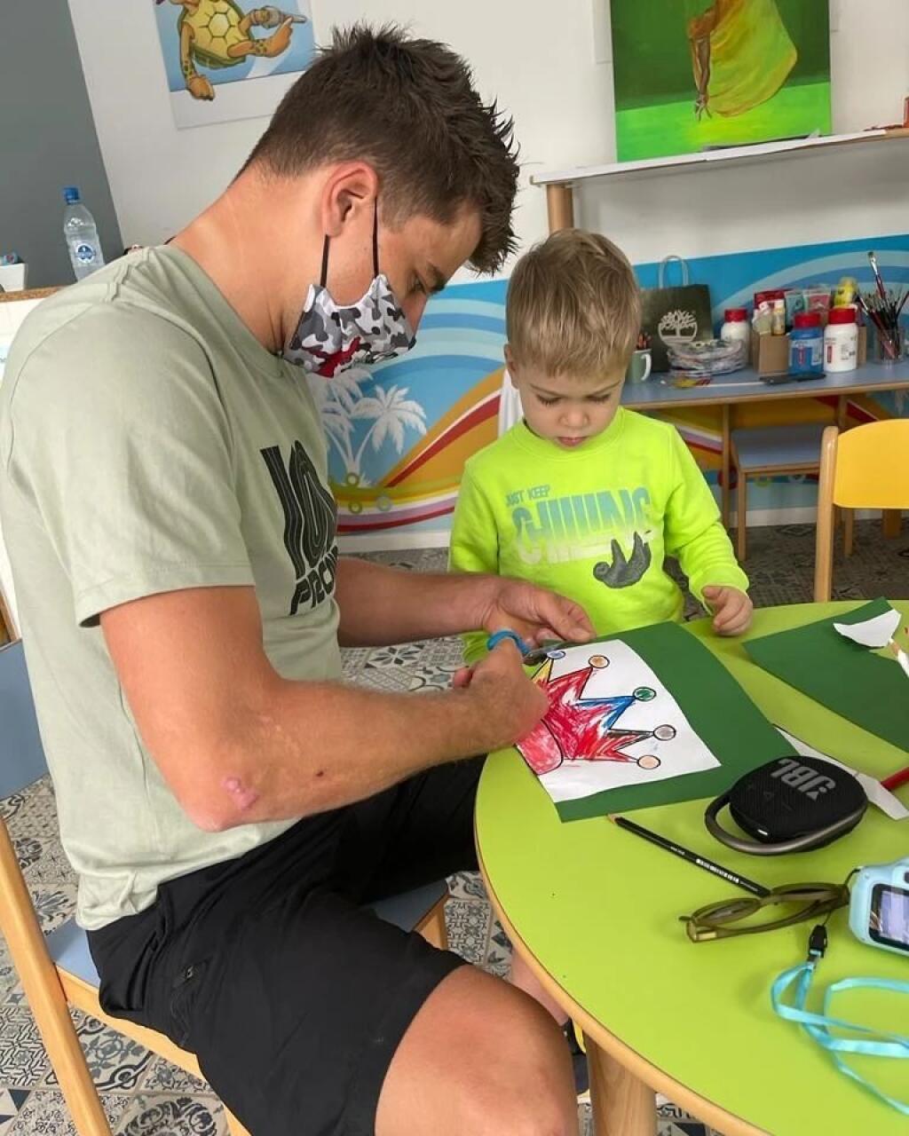 Peter Sagan pomáhal synovi aj s vymaľovánkami.