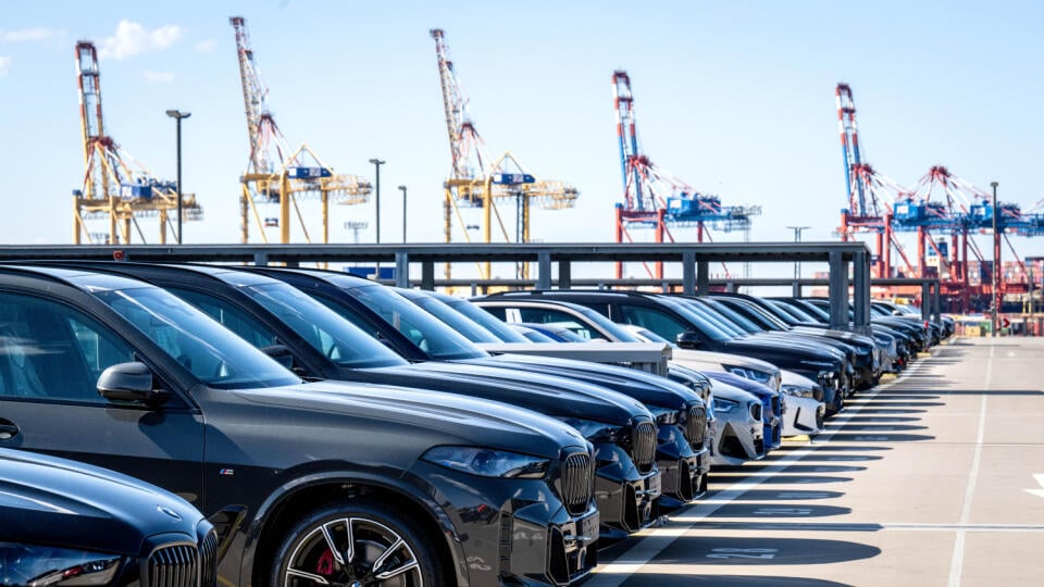 WA 50 archív Bremerhaven - Na archívnej snímke z 1. apríla 2025 osobné autá sa nakladajú na lode na termináli v nemeckom meste Bremerhaven. Zvýšené clá na dovoz do Spojených štátov už majú negatívny vplyv na ekonomiku USA aj Nemecka. Uviedol to vo štvrtok popredný nemecký ekonomický inštitút Ifo. TASR o tom informuje na základe správy DPA. Takmer 30 % firiem v Nemecku, ktoré plánovali investovať v USA, odložilo svoje plány a 15 % ich úplne zrušilo, uviedol popredný think tank. Aj investície na d