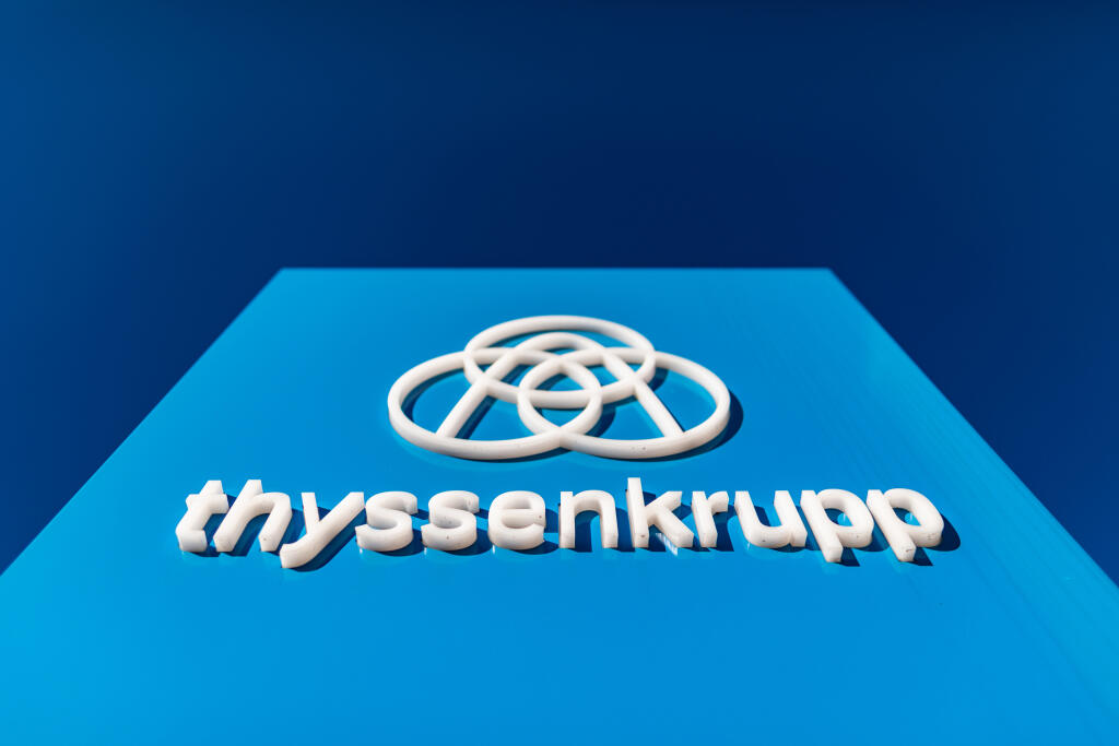 WA 27 archív Dortmund - Na archívnej snímke z 27. februára 2019 logo nemeckého oceliarskeho koncernu Thyssenkrupp v Dortmunde . Strata firma z pokračujúcich operácií sa v uplynulom fiškálnom roku 2019/20 skončenom sa 30. septembra prehĺbila. Spoločnosť oznámila nové prepúšťanie. Už koncom vlaňajška ohlásil zrušenie 6000 pracovných miest, pričom vo štvrtok 19. novembra 2020 toto číslo zvýšil o 5000 na celkovo 11.000. Tretina z toho sa už zrealizovala, zvyšných 7400 pozícií, čo zodpovedá 7 % aktuá