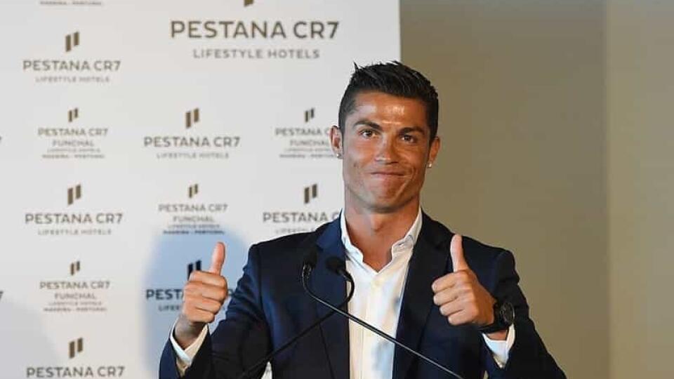Cristiano Ronaldo vraj posiela priateľovi peniaze a dal mu strechu nad hlavou.
