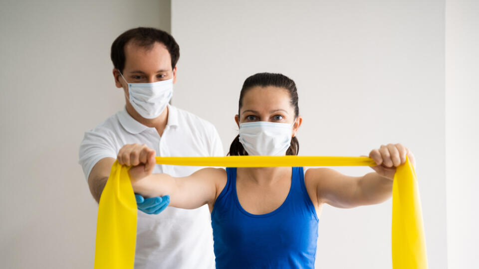 Therapist,Doing,Band,Resistance,Shoulder,Physical,In,Face,Mask