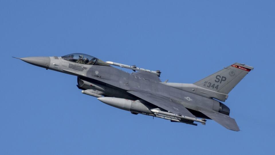 EBE 4 Spangdahlem - Americká stíhačka F-35 letí nad pohorím Eifel neďaleko nemeckého Spangdahlemu v stredu 23. februára 2022. Ozbrojené sily USA pred niekoľkými dňami presunuli stíhačky typu stealth na leteckú základňu Spangdahlem. Lietadlo, ktoré postavila americká spoločnosť Lockheed-Martin, je považované za najmodernejšie stíhacie lietadlo na svete. FOTO TASR/AP
A U.S. F-35 fighter jet flies over the Eifel Mountains near Spangdahlem, Germany, Wednesday, Feb. 23, 2022. The U.S. Armed Forces m