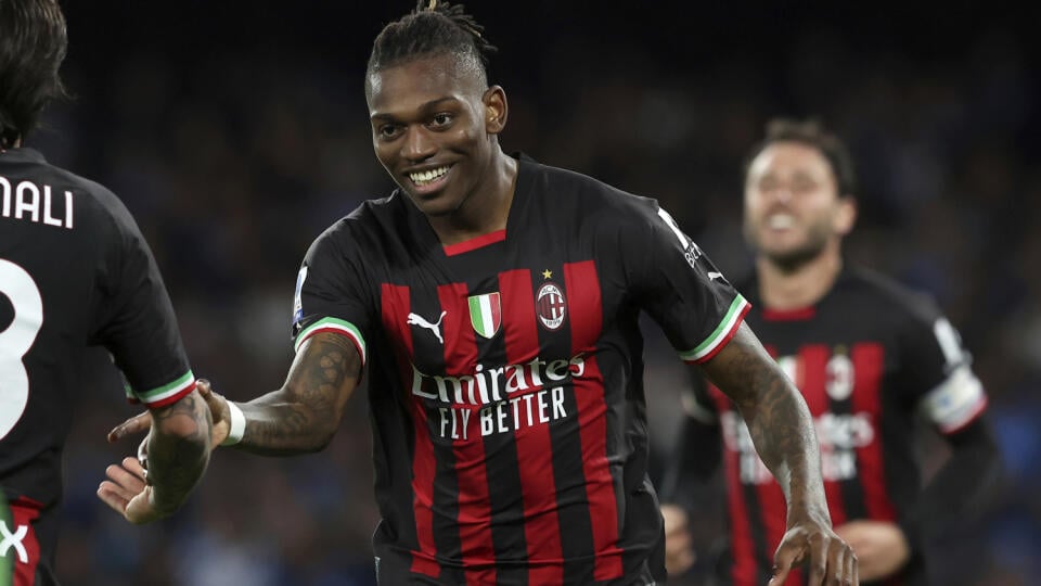 Futbalista AC Miláno Rafael Leao sa teší po strelení gólu v zápase 28. kola talianskej Serie A medzi SSC Neapol a AC Miláno v Neapole v nedeľu 2. apríla 2023. FOTO TASR/AP