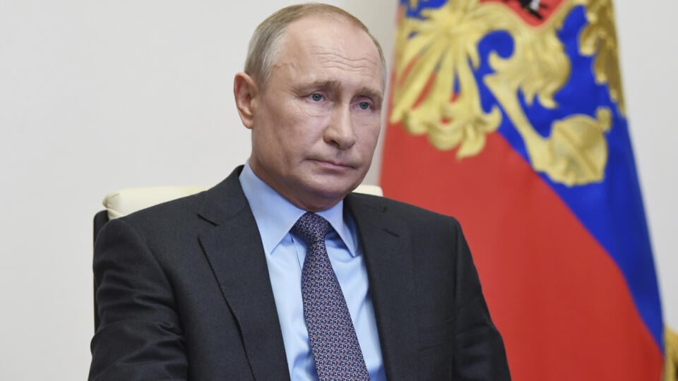 EBE 18 Moskva - Na snímke ruský prezident Vladimir Putin počas videokonferencie k téme dopravného systému v krajine v prezidentskej rezidencii Novo Ogarjovo pri Moskve v Rusku 7. mája 2020. FOTO TASR/AP
Russian President Vladimir Putin attends a meeting on the transport system development via video conference at the Novo-Ogaryovo residence outside Moscow, Russia, Thursday, May 7, 2020. (Alexei Nikolsky, Sputnik, Kremlin Pool Photo via AP)