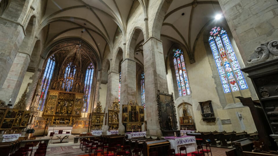 Je takmer zázrak, že také obrovské dielo, ako je hlavný oltár z horľavého a škodcami ľahko napadnuteľného dreva, prežil na svojom mieste takmer päť storočí. Kostol pritom niekoľkokrát horel. Oltár vážne poškodila iba červotoč, napriek tomu sa zachoval v plnej kráse.