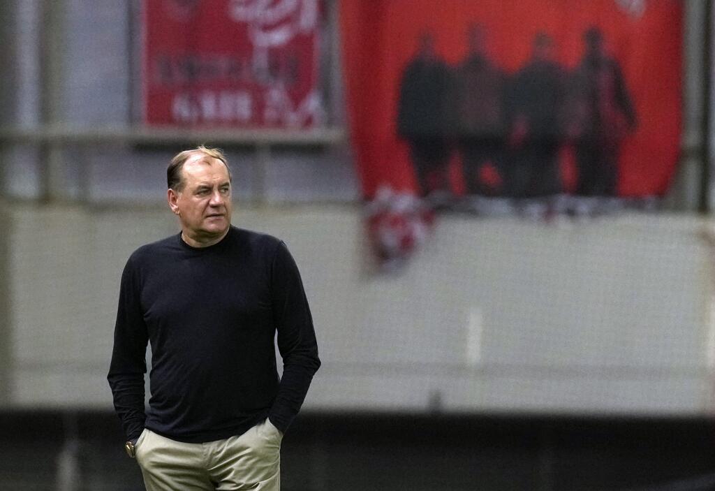 JB 50 Pireus - Tréner Slovana Vladimír Weiss starší reaguje v zápase play off Európskej ligy Olympiakos Pireus - ŠK Slovan Bratislava v Pireuse pri Aténach 19. augusta 2021. FOTO TASR/AP
Slovan's coach Vladimir Weiss reacts during the Europa League Play-offs, 1st leg soccer match between Olympiacos and Slovan Bratislava at Georgios Karaiskakis stadium, in Piraeus port, near Athens, Thursday, Aug. 19, 2021. (AP Photo/Thanassis Stavrakis)