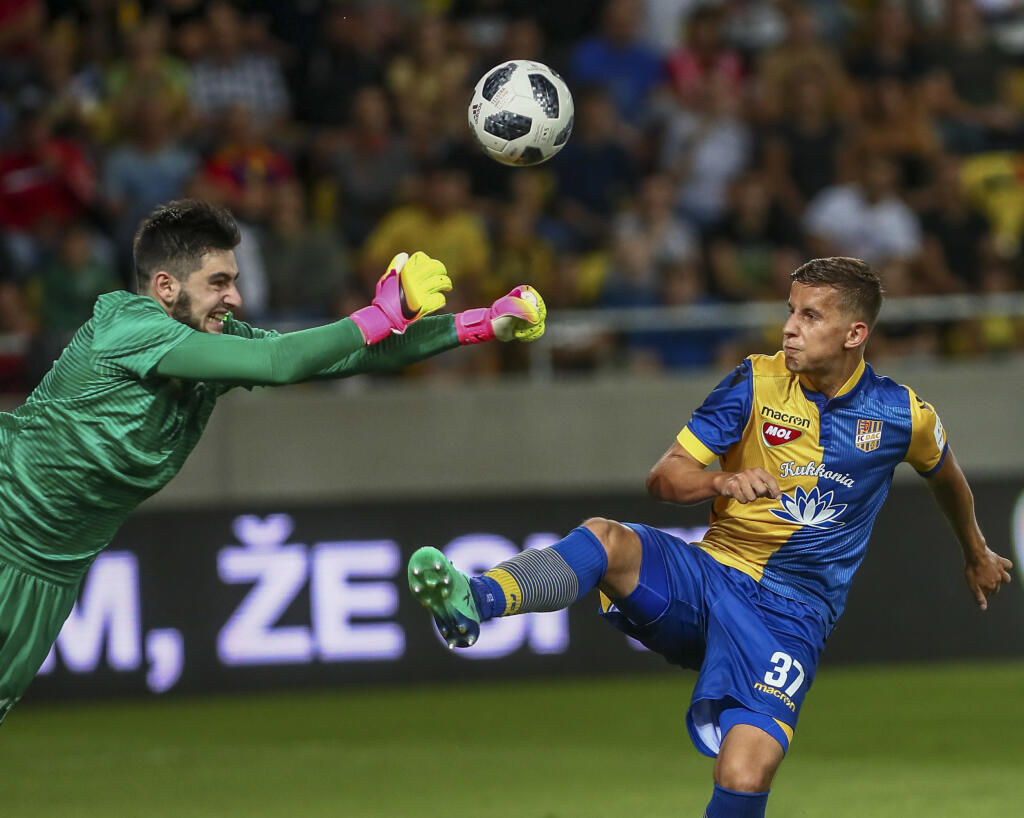 Ľubomír Šatka - Slovenský futbalista má povesť veľkého talentu, lenže tú naštrbila okrem nočného výjazdu sedmičky reprezentantov, medzi ktorými bol aj Šatka a po ktorom skončil na lavičke reprezentácie tréner Ján Kozák, tiež novembrová udalosť, do ktorej sa obranca Dunajskej Stredy zaplietol. Po stretnutí s Nitrou si totiž vyšiel so spoluhráčmi do ulíc Bratislavy a v jednom z podnikov ho mal fyzicky napadnúť len 19-ročný útočník. „Boli sme tam spolu ako tím a ja som dostal ranu do hlavy, takže si detaily nepamätám,“ vyjadril sa Šatka pre Šport24.sk. „Nemôžem poriadne rozprávať a som psychicky na dne,“ dodal 23-ročný futbalista. Po útoku musel byť ošetrený v nemocnici a prvotná diagnóza hovorila o tom, že si už do konca roka nezahrá. Šatka mal po údere do tváre poškodené zuby, posunutý chrup a tržnú ranu na pere. Napriek tomu sa stihol dať dokopy skôr, ako sa očakávalo a v drese Dunajskej Stredy zasiahol ešte do jesennej časti Fortuna ligy. Náš obranca si však nabudúce zrejme rozmyslí, či si po zápase pôjde vyvetrať hlavu alebo bude radšej sekať dobrotu.