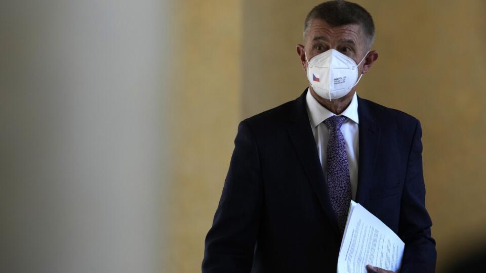 KK36 Praha - Český premiér Andrej Babiš prichádza na tlačovú konferenciu 19. augusta 2021 v Prahe. Česko po uskutočnenej tretej fáze evakuácie afganských spolupracovníkov s rodinami už ďalšie lety z Kábulu do ČR neplánuje. Počas tlačovej konferencie to vo štvrtok oznámil premiér Andrej Babiš. FOTO TASR/AP
Czech Republic's Prime Minister Andrej Babis arrives for a press conference in Prague, Czech Republic, Thursday, Aug. 19, 2021. The Czech leaders declared the country's effort to evacuate the C