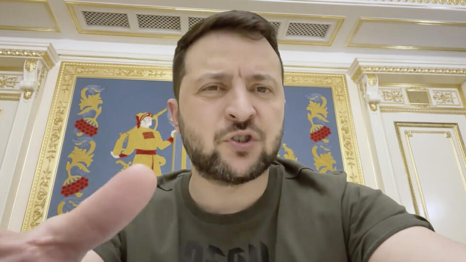 JB 31 Kyjev - Na snímke z videa ukrajinský prezident Volodymyr Zelenskyj rozpráva z Kyjeva 2. júna 2022. Ukrajinský prezident Volodymyr Zelenskyj vo svojom najnovšom príhovore k občanom zverejnenom v sobotu 4. júna večer na svojej oficiálnej stránke obvinil Rusko z masívneho ničenia kultúrnych pamiatok, kostolov a iných miest spätých náboženstvom. Podľa neho to je dostatočný dôvod na vylúčenie tejto krajiny z Organizácie OSN pre vzdelávanie, vedu a kultúru (UNESCO). FOTO TASR/AP
In this image f