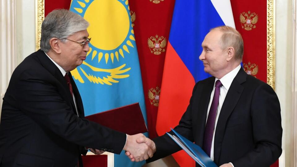 KK5 Moskva - Ruský prezident Vladimir Putin (vpravo) a kazašský prezident Kasymo-Žomart Tokajev si vymieňajú dokumenty po spoločných rozhovoroch 28. novembra 2022 v Moskve. Ruský prezident Vladimir Putin sa v pondelok v Kremli stretol so svojím kazašským náprotivkom Kasymom-Žomartom Tokajevom. Počas stretnutia obaja potvrdili historické väzby spájajúce ich krajiny napriek nezhodám, ktoré medzi nimi nastali v súvislosti s konfliktom na Ukrajine. FOTO TASR/AP
Russia's President Vladimir Putin, rig