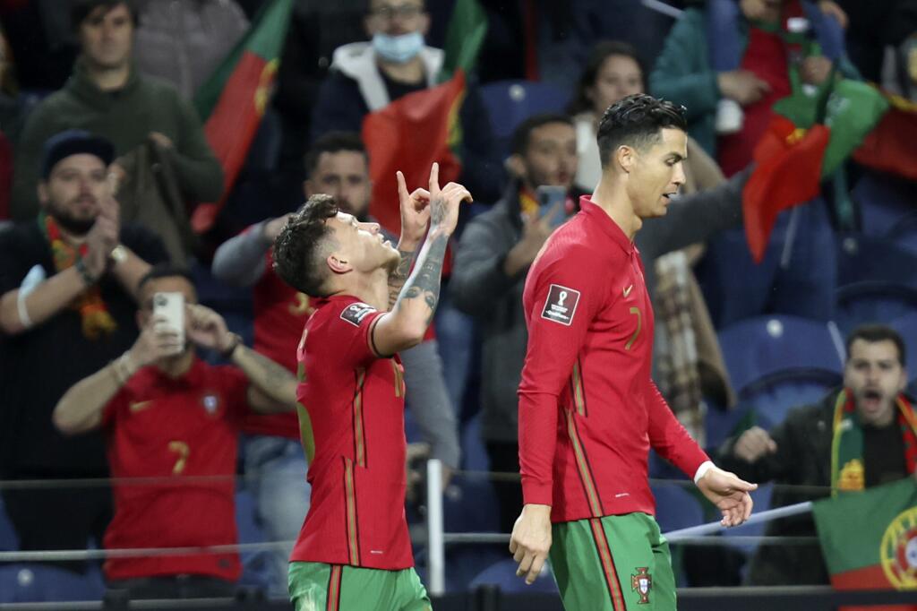 Na snímke zľava Otávio Monteiro a Cristiano Ronaldo sa tešia po strelení úvodného gólu v zápase vetvy C semifinále baráže MS 2022 vo futbale Portugalsko - Turecko v Porte vo štvrtok 24. marca 2022.