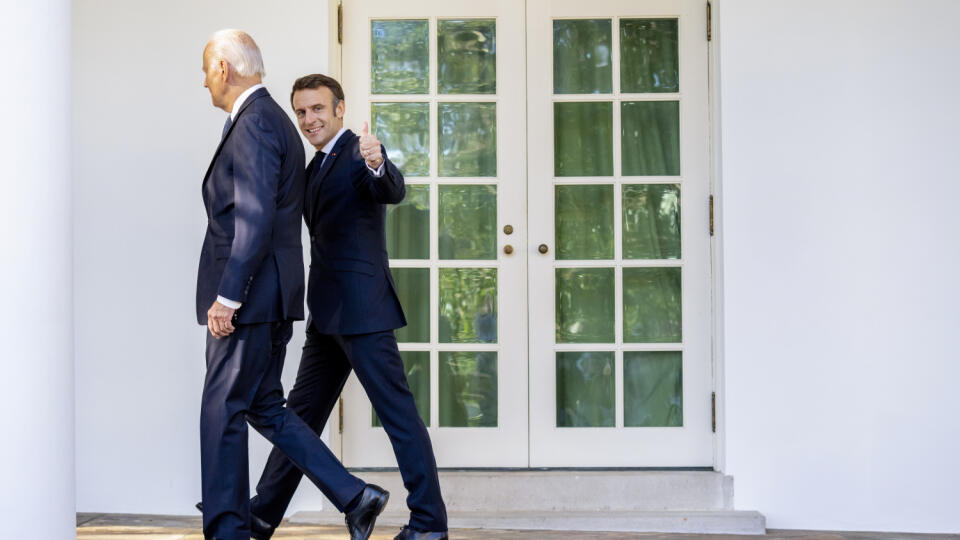 Zľava americký prezident Joe Biden kráča s francúzskym prezidentom Emmanuelom Macronom v Bielom dome vo Washingtone 1. decembra 2022.