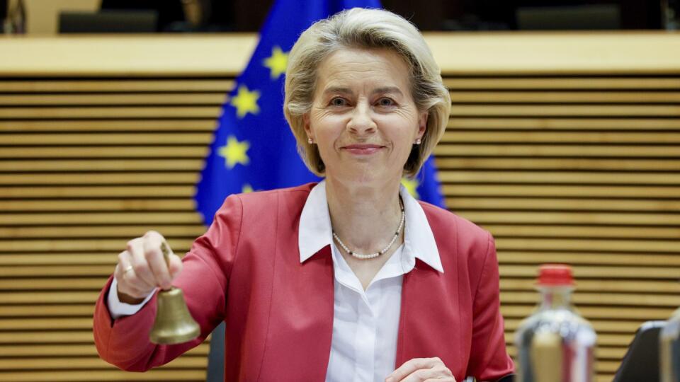 KK33 Brusel - Predsedníčka Európskej komisie Ursula von der Leyenová zvoní zvončekom na pravidelnom zasadnutí Kolégia komisárov v sídle EÚ v Bruseli 1. decembra 2021. FOTO TASR/AP
President of the European Commission Ursula von der Leyen rings the bell at the beginning of the College of Commissioners in Brussels, Wednesday, Dec 01, 2021. (AP Photo/Olivier Matthys, Pool)
