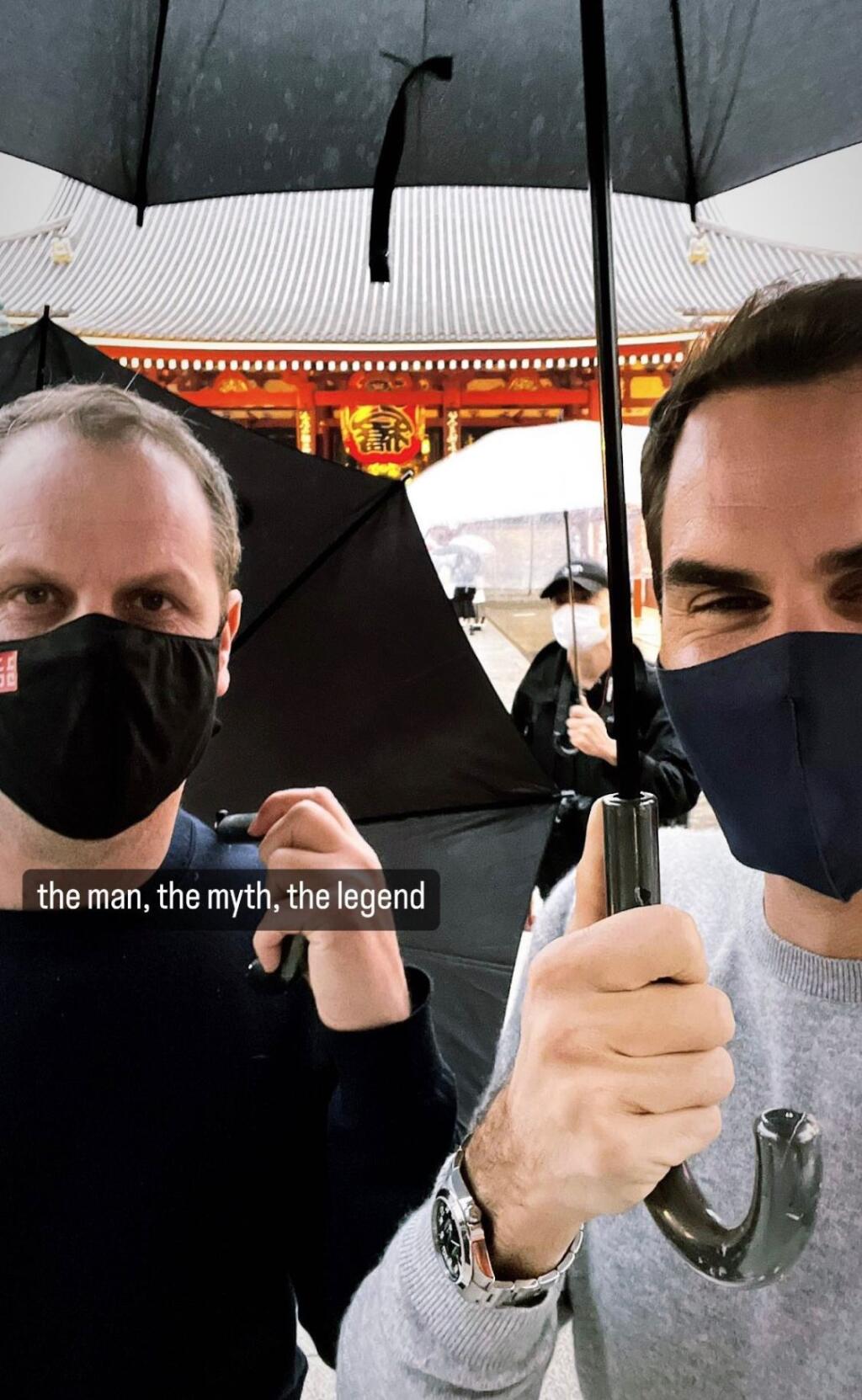 Spoločnosť mu tentokrát nerobila Mirka, ale jeho dlhoročný tréner Severin Luthi, ktorý sa s ním popozeral aj na kultúru Tokia.