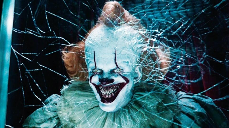 Bill Skarsgård, predstaviteľ psychopatického klauna, prezradil, že po skončení natáčania trpel nočnými morami, kde musel bojovať s Pennywisom rovnako ako postavy z Klubu smoliarov vo filme.