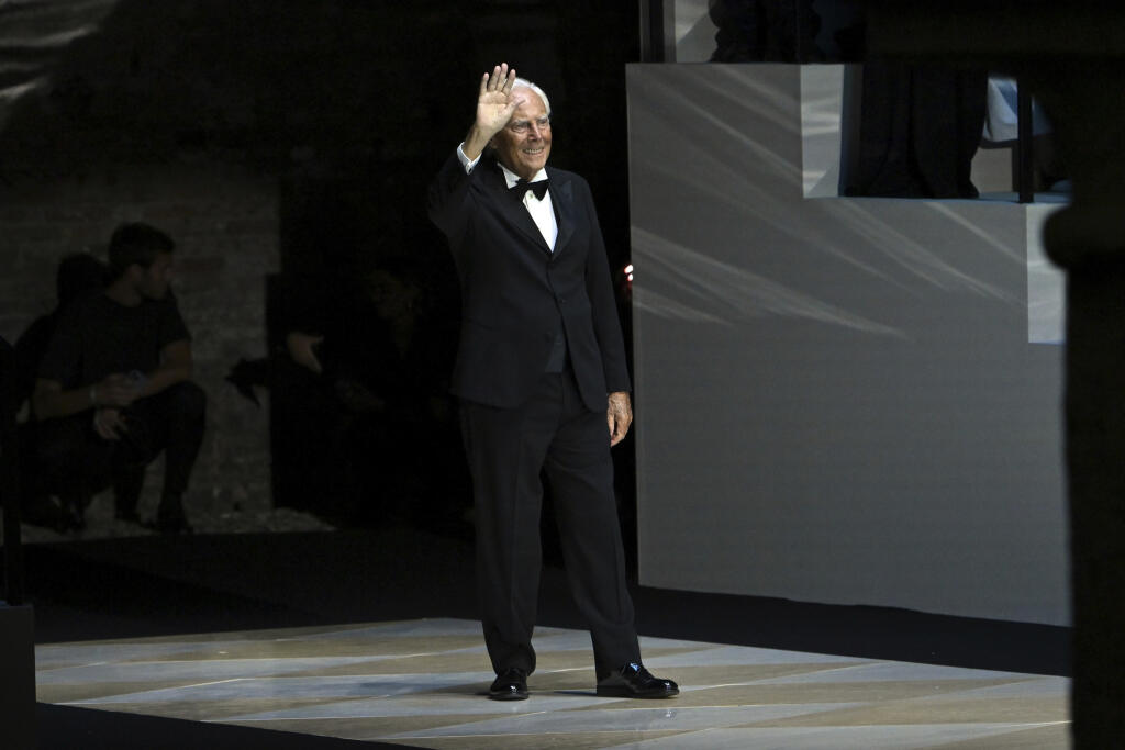 EBE 15 Benátky - Na snímke taliansky módny návrhár Giorgio Armani máva návštevníkom módnej prehliadky svojej kolekcie v rámci 80. ročníka medzinárodného filmového festivalu v Benátkach 2. septembra 2023. FOTO TASR/AP

Giorgio Armani waves during a fashion show held in conjunction with the 80th Venice International Film Festival in Venice, Italy. (Gian Mattia D'Alberto/LaPresse via AP)
