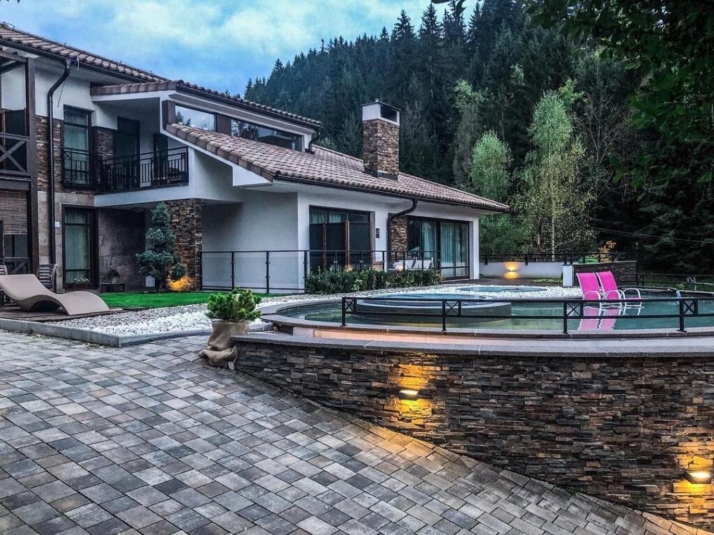 V nádhernom prostredí pod lesom sa môžete nechať rozmaznávať vo vyhrievanej jacuzzi, alebo si len tak užívať masáž tela vodnými tryskami.