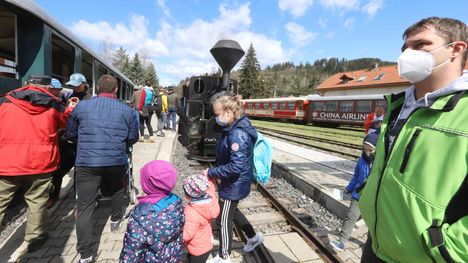 Po niekoľkomesačnej prestávke pre cestovný ruch sa historické vlaky Čiernohronskej železnice vracajú na balocké koľajnice a otvorili svoju jubilejnú 30. sezónu. Železnica prevádzkuje obľúbenú turistickú atrakciu už od roku 1992, ktorá je národnou kultúrnou pamiatkou a je jednou z najnavštevovanejších atrakcií Banskobystrického kraja. Na snímke návštevníci na stanici v Čiernom Balogu počas otvorenia sezóny na Čiernohorskej železnici v Čiernom Balogu v okrese Brezno 8. mája 2021. FOTO TASR - Ján K