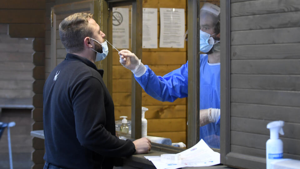 Na Slovensku sa začalo celoplošné testovanie na ochorenie COVID-19. Testovať sa bude od soboty 31. októbra do nedele 1. novembra. Vytvorených má byť viac ako 5000 odberných miest a 4901 odberných tímov. Na snímke testovanie pri amfiteátri v Košiciach 31. októbra 2020. FOTO TASR – František Iván