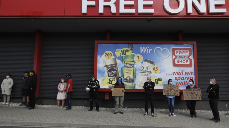 KK40 Folmava - Pendleri protestujú proti súčasným opatreniam, ktoré zaviedla vláda na zastavenie šírenia koronavírusu na hraničnom priechode s Nemeckom v českom meste Folmava 1. mája 2020. FOTO TASR/AP
Cross border commuters protest the current measures that are in place to stem the spread of the coronavirus at the border crossing with Germany in Folmava, Czech Republic, Friday, May 1, 2020. Commuters demand an end to mandatory coronavirus tests or to be reimbursed for the cost. (AP Photo/Petr