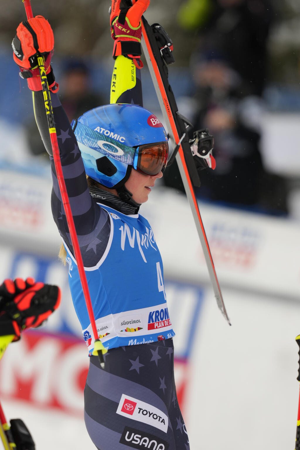 Víťazné gesto. Shiffrinová s rukami nad hlavou.