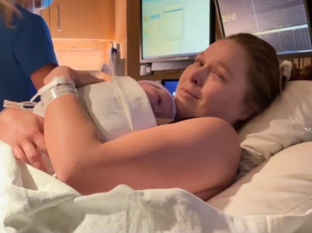 Na konci septembra totiž bojovníčka porodila dcérku a teraz sa rozhodla prelomiť tabu tému. Rouseyová vytiahla prsník a ukázala, ako dojčí svoje dieťa.