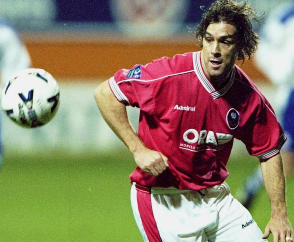 Meno Ashley Ward vám isto veľa nepovie. Ako futbalista to skúšal v Manchestri United aj City, hral za Blackburn či Barnsley. Jeho úspech však začal, keď zavesil kopačky na kliniec.