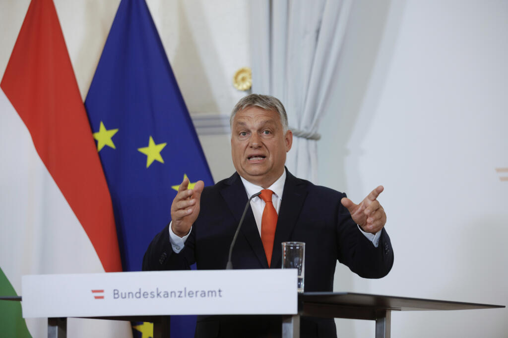 KK42 Viedeň - Maďarský premiér Viktor Orbán počas tlačovej konferencie s rakúskym kancelárom Karlom Nehammerom vo Viedni 28. júla 2022. FOTO TASR/AP
Hungarian Prime Minister Viktor Orban addresses the media during a joint press conference with Austrian Chancellor Karl Nehammer in Vienna, Austria, Thursday, July 28, 2022. (AP Photo/Theresa Wey)