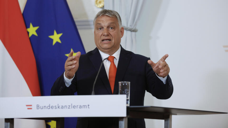 KK42 Viedeň - Maďarský premiér Viktor Orbán počas tlačovej konferencie s rakúskym kancelárom Karlom Nehammerom vo Viedni 28. júla 2022. FOTO TASR/AP
Hungarian Prime Minister Viktor Orban addresses the media during a joint press conference with Austrian Chancellor Karl Nehammer in Vienna, Austria, Thursday, July 28, 2022. (AP Photo/Theresa Wey)