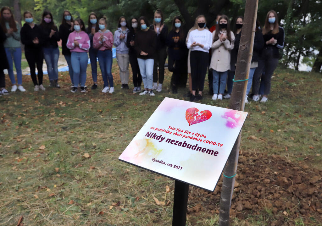 Na snímke pamätná tabuľa výsadby prvej spomienkovej lipy pre obete pandémie COVID-19, ktorým oficiálne odštartoval  celoslovenský projekt budovania unikátnych Živých pietnych miest na pamiatku vyše 15-tisíc obetí v areáli Strednej zdravotníckej školy v Banskej Bystrici 24. septembra 2021. FOTO TASR - Ján Krošlák